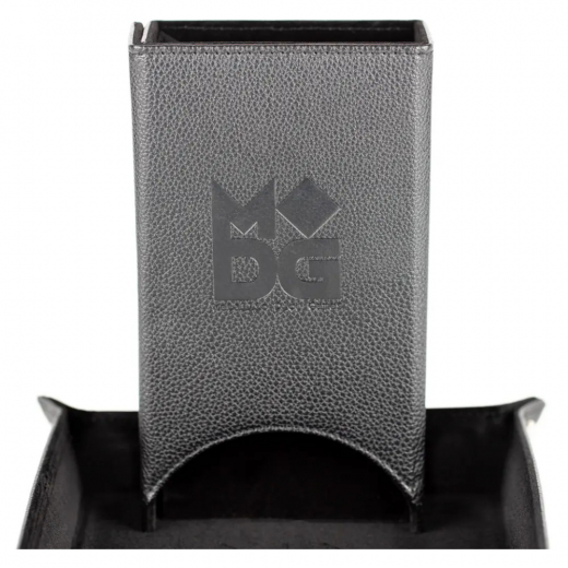 Leather Fold Up Dice Tower - Black i gruppen SELSKABSSPIL / Tilbehør / Terninger & tilbehør hos Spelexperten (MET0543)