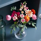 LEGO Botanicals - Smuk lyserød blomsterbuket LEGO Botanicals - Smuk lyserød blomsterbuket