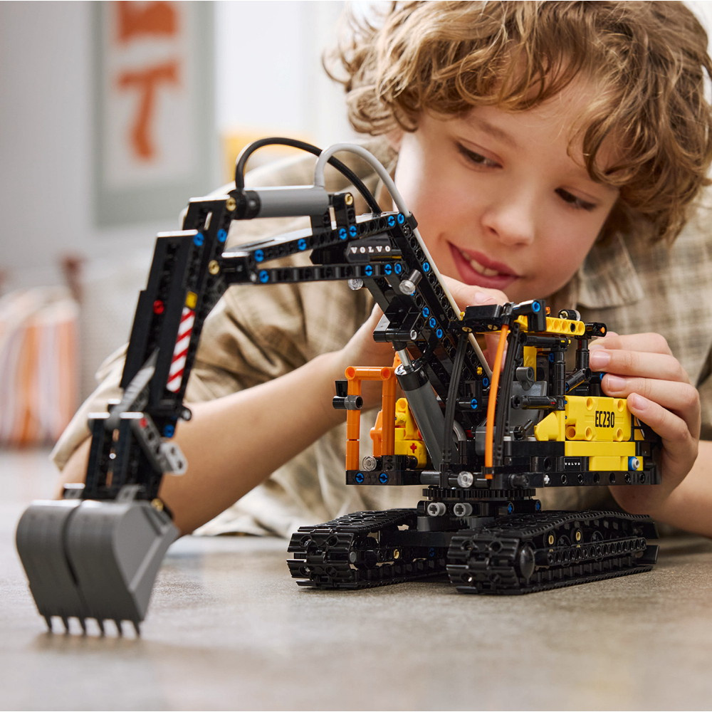 LEGO Technic - Volvo FMX lastbil & EC230 elgrävmaskin