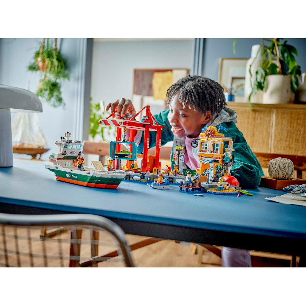 LEGO City - Havnefront med fragtskib