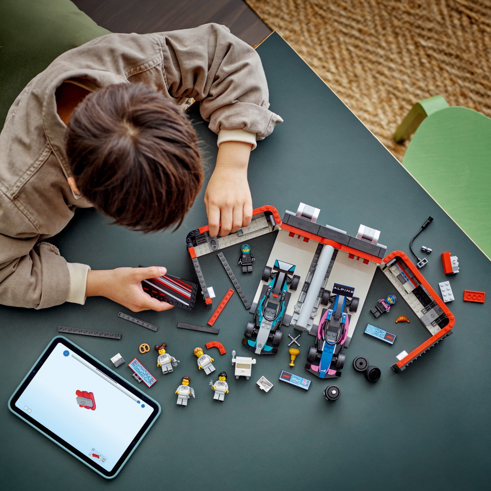 LEGO City - F1-garage: Mercedes-AMG og Alpine-biler