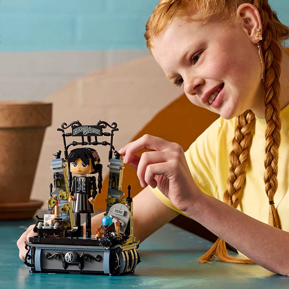 LEGO Wednesday Addams-figur